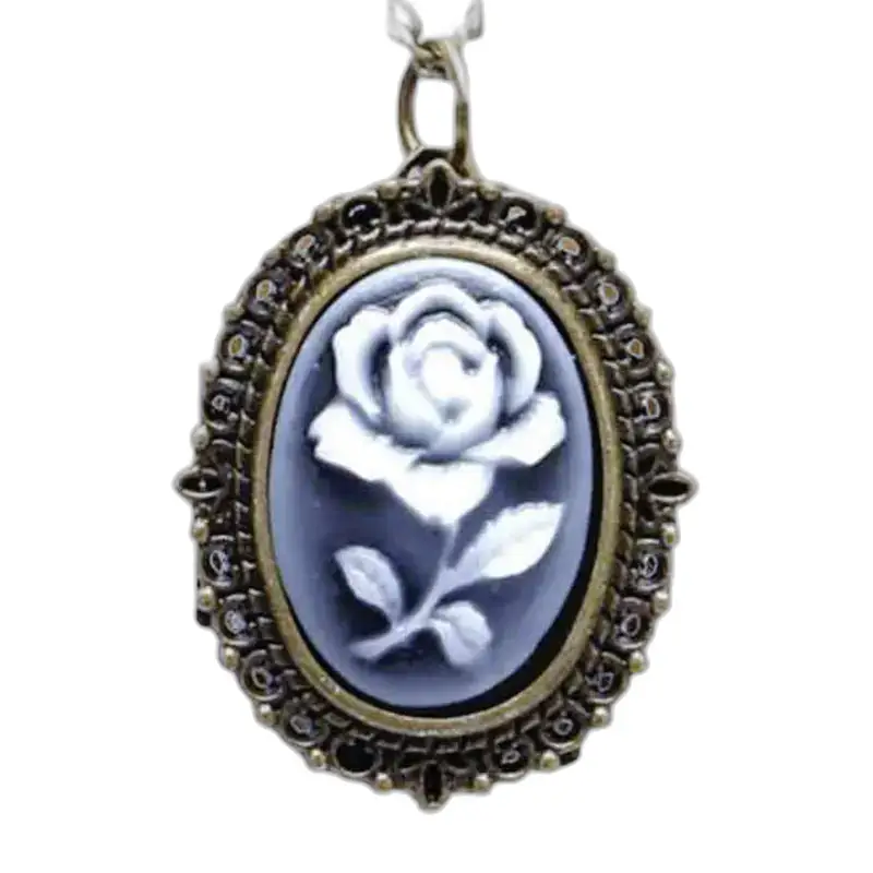 Elegant White Rose Halsbandsklocka med en oval rosa cameo-hänge