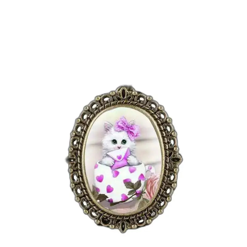 Oval brosch med kattungedesign, söt rosa kattunge med hängande klocka